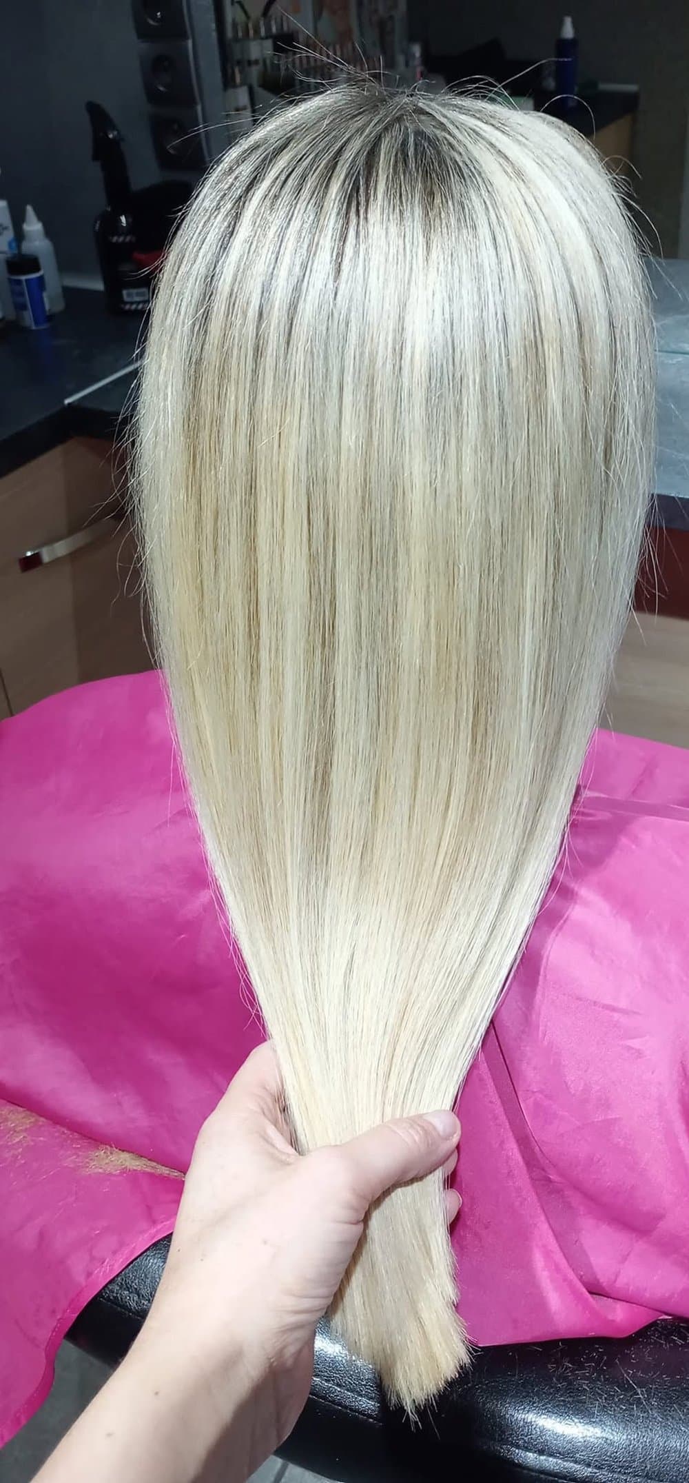 Włosy rozjaśnione do platynowego blondu
